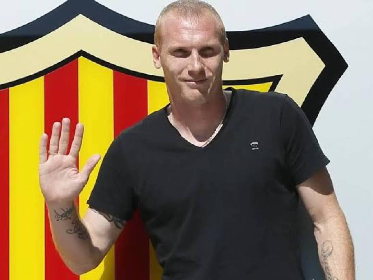 Fue campeón con el Barcelona, se hizo viral trabajando en una tienda y ahora revela su oscuro secreto