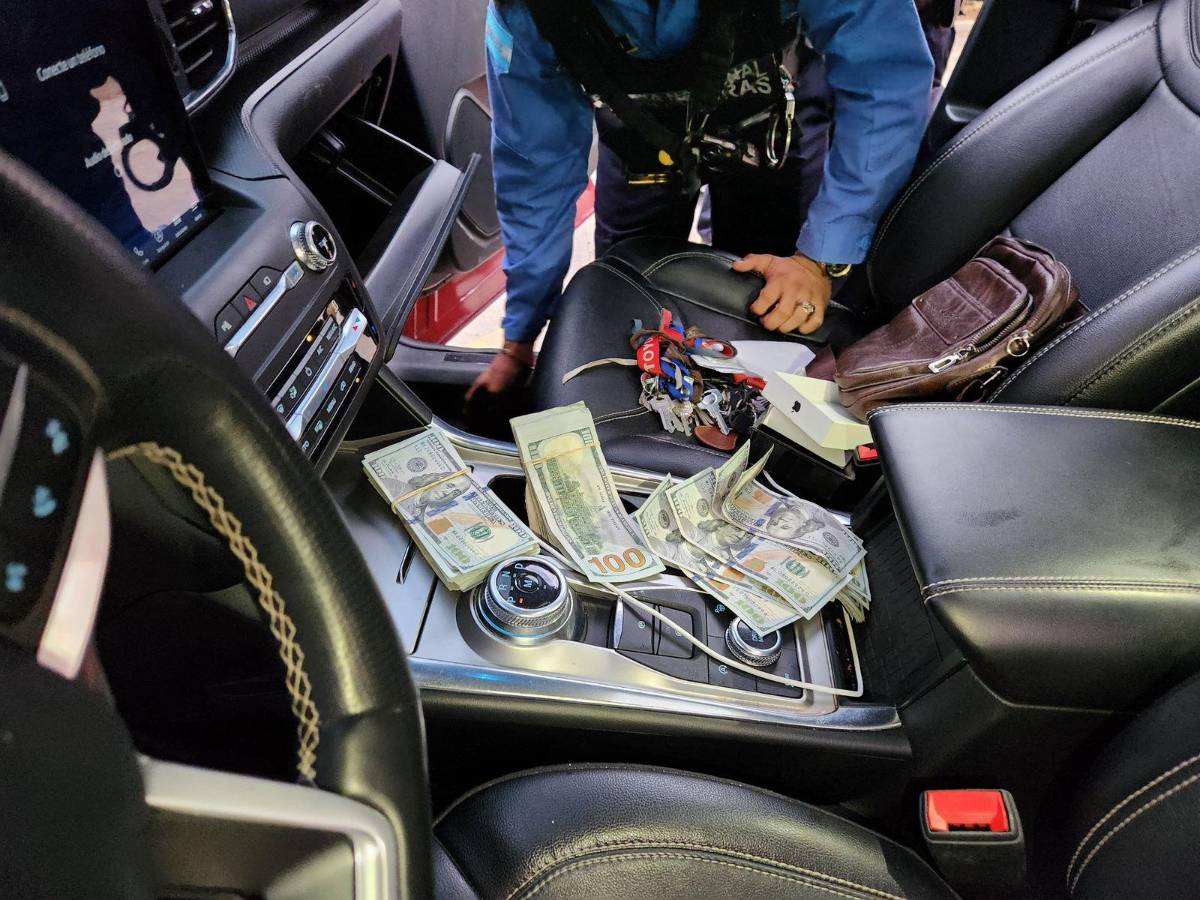 Aseguran 15 carros de Koriun; en uno de ellos le decomisaron $50,000 a Iván Velásquez