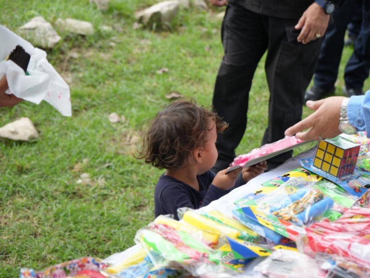 Policías comparten alegría y esperanza con familias del crematorio de El Ocotillo