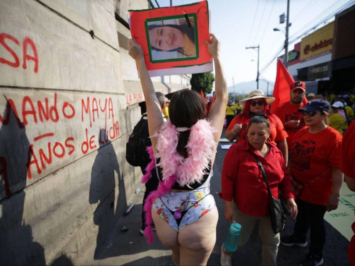 Hondureña marcha en traje de baño en el Día del Trabajador y exige justicia por las mujeres