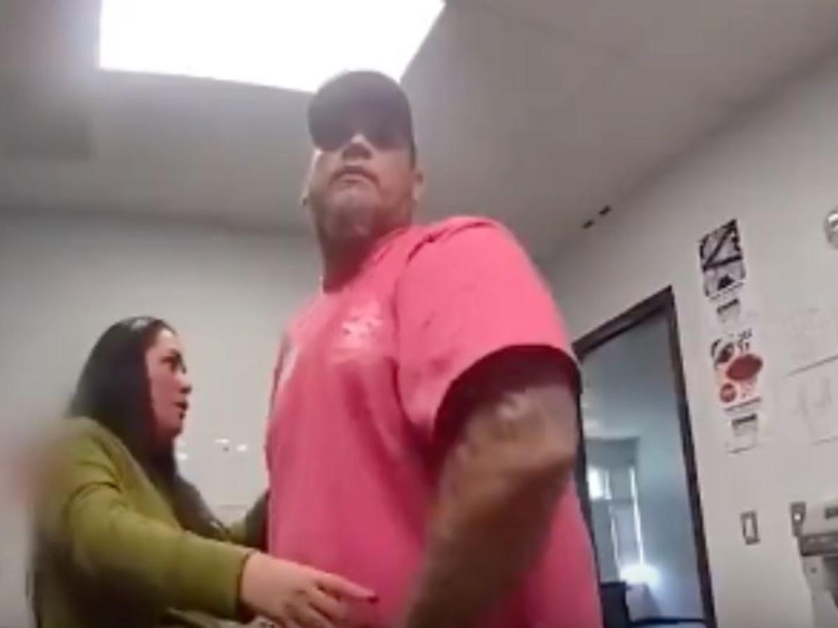 Padres de familia atacan a una mujer oficial y le provocan conmoción cerebral