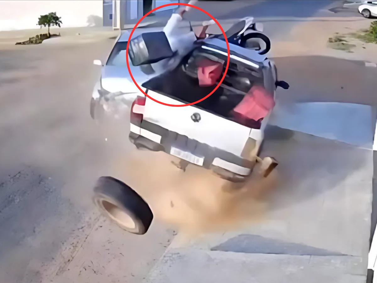 VIDEO: Conductor de motocicleta sale volando tras choque contra dos camionetas