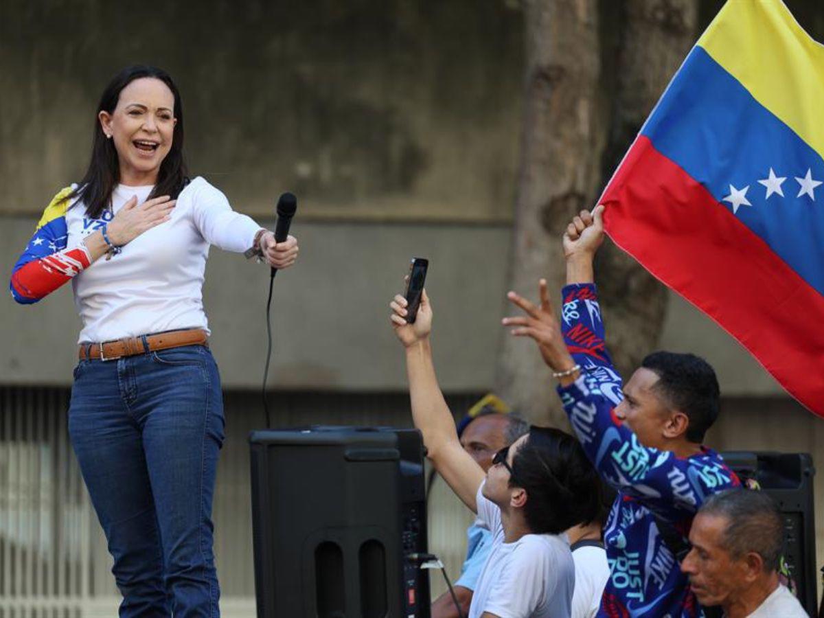 Machado pide a los venezolanos en Perú alzar sus banderas en la visita de González Urrutia