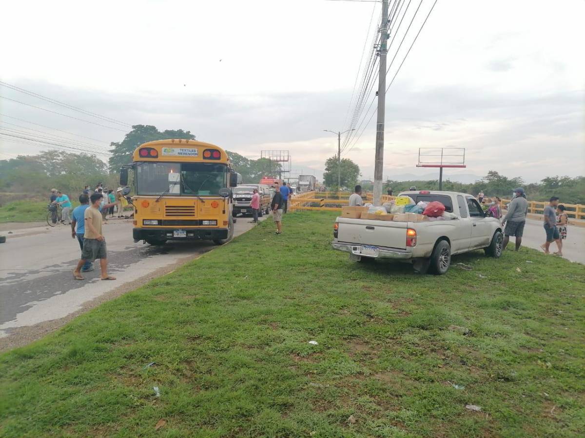 Pobladores de La Lima se toman la CA-13 exigiendo reparación de bordos