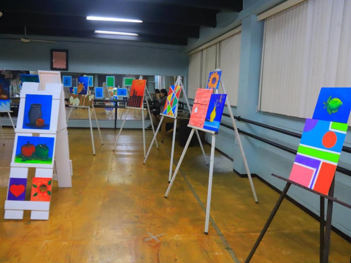 Exposición de pinturas en la Academia de Bellas Artes de San Pedro Sula