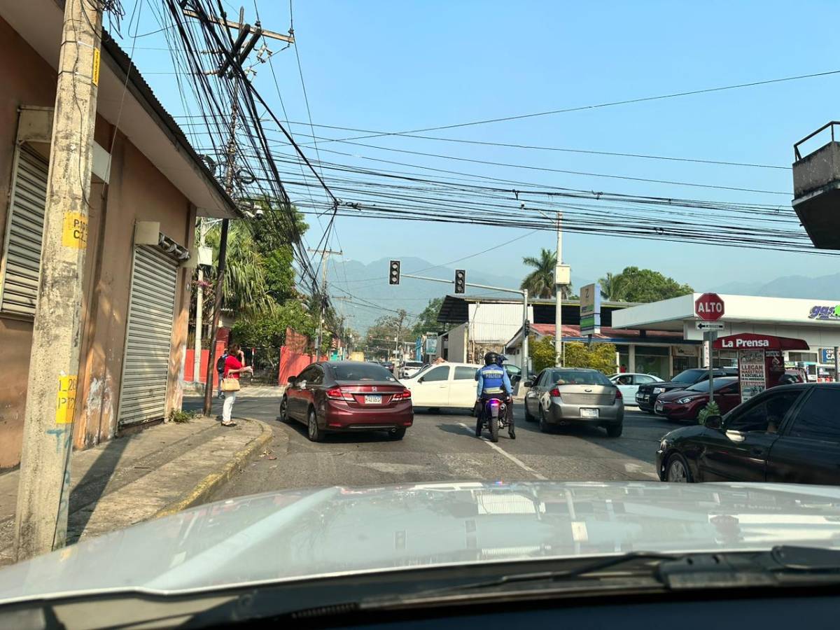 En la 7 calle, tercera avenida se registró un accidente por los semáforos sin funcionar.