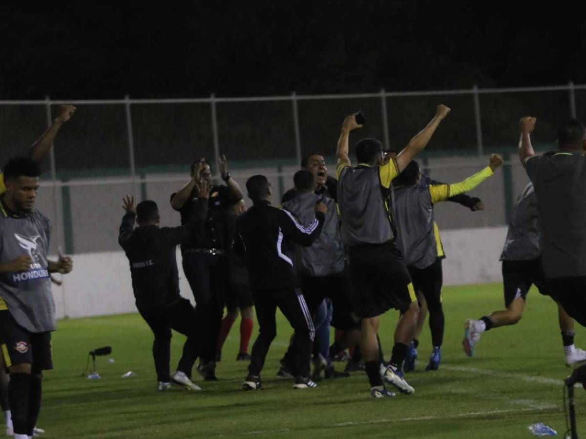 El festejo en la plantilla del Génesis tras el gol de Marcelo Canales que les dio el empate en la recta final del juego ante Motagua.