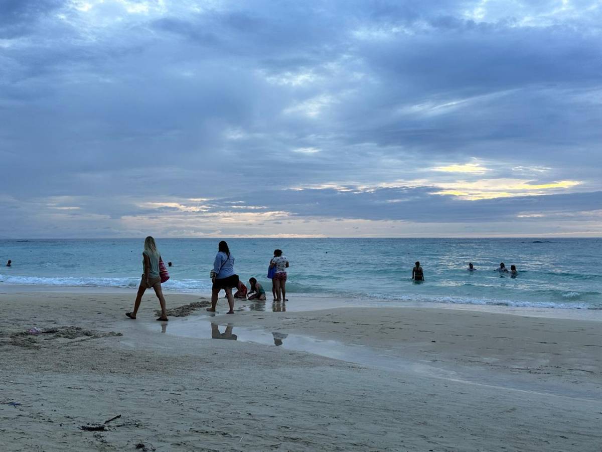 Turistas disfrutan de nuevo en las playas de Roatán