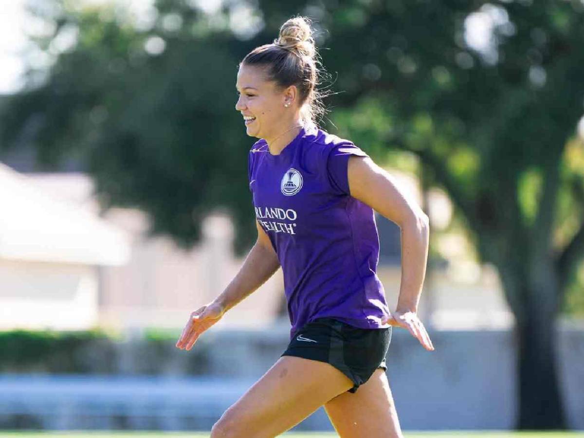 La mejor futbolista del mundo se casó con excompañera: su boda causa revuelo