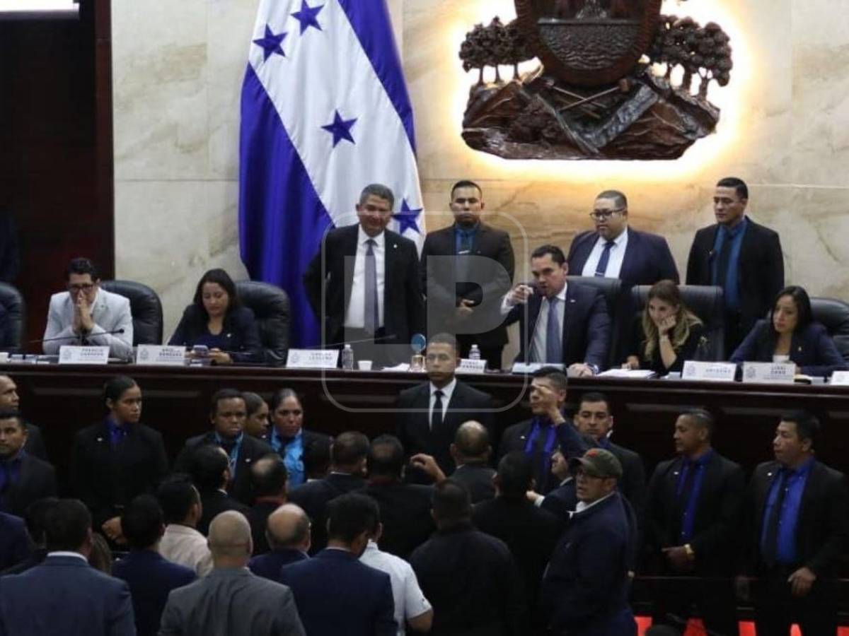 Las imágenes que dejó la maratónica sesión donde fueron destituidos Mario Morazán y Marlon Ochoa