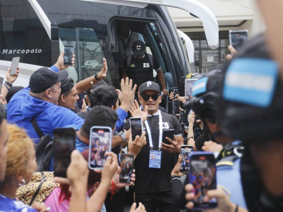 Selección Salvadoreña de Tiktokers desata furor en su llegada al Morazán