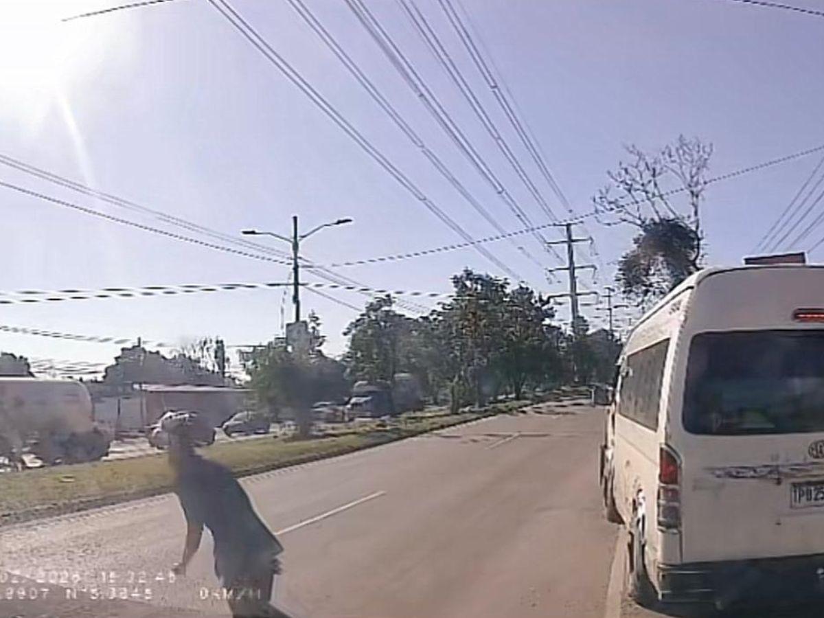 Ayudante de rapidito sufre brutal atropello y se levanta como si nada