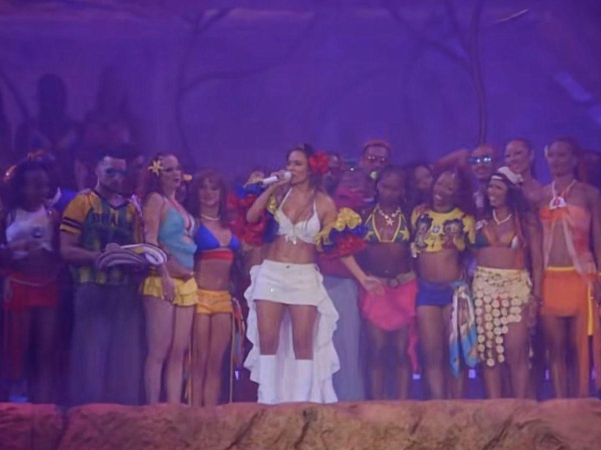 Karol G se emociona al ver bandera de Honduras en Coachella