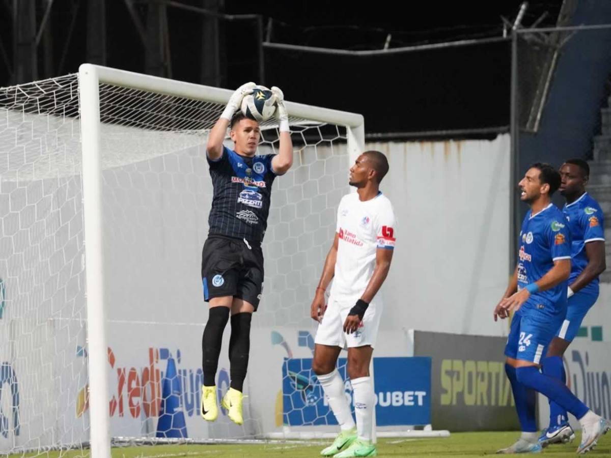 Caras largas en Olimpia, enfado de la afición con Espinel y festejo de Victoria