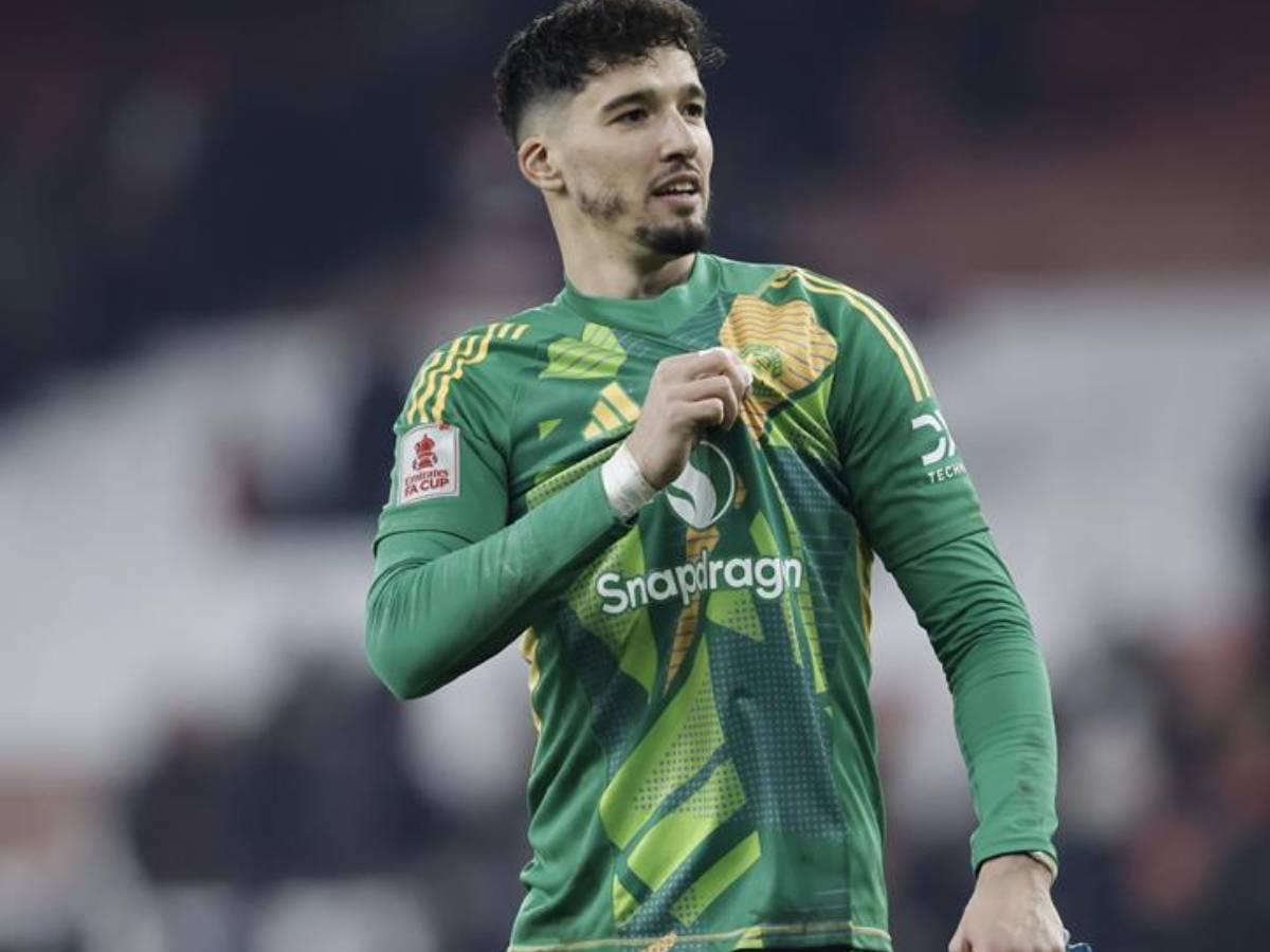 El portero Altay Bayindir fue la figura del Manchester United.