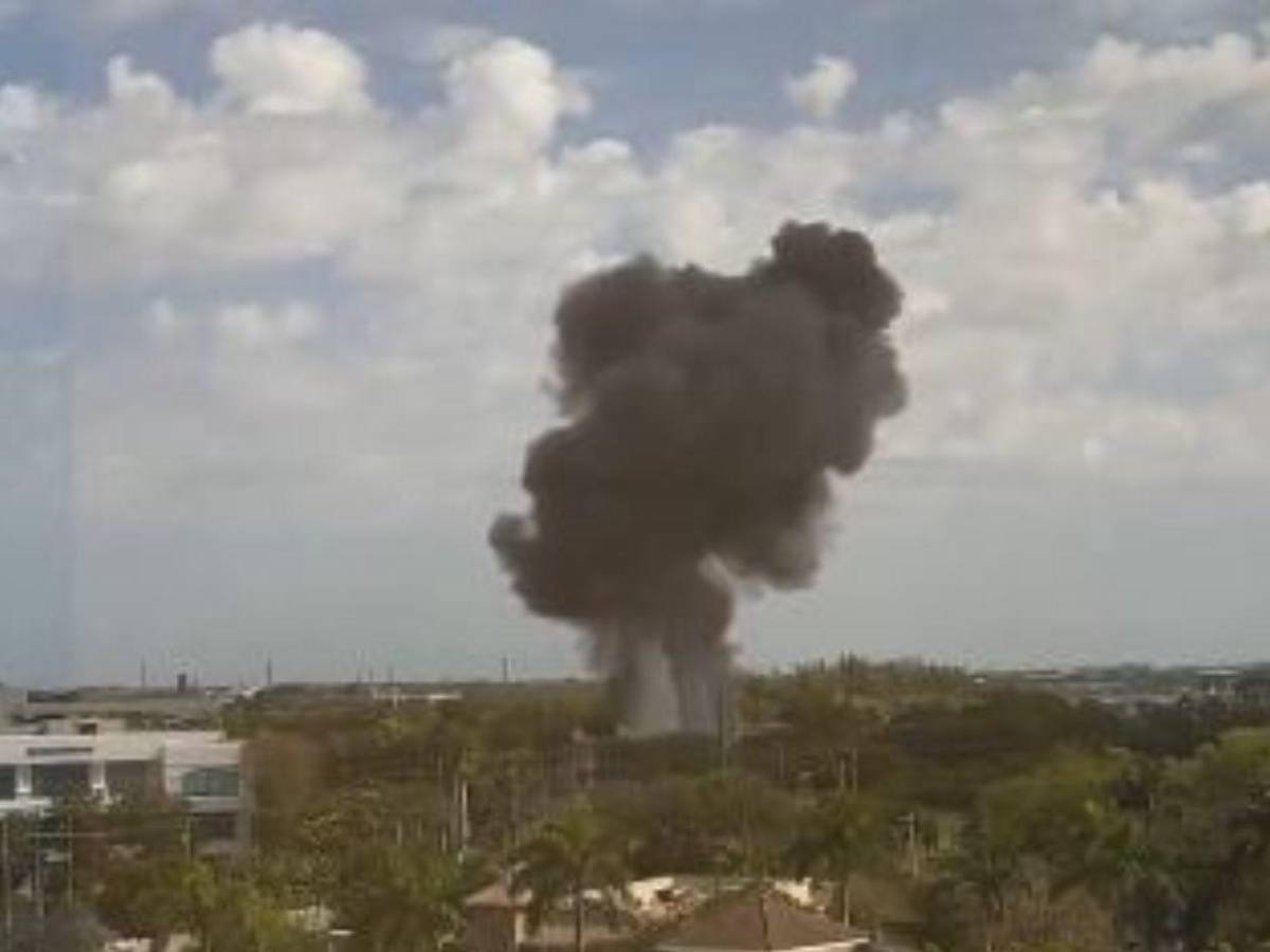 Avioneta se estrella en una transitada avenida en Boca Ratón, Florida