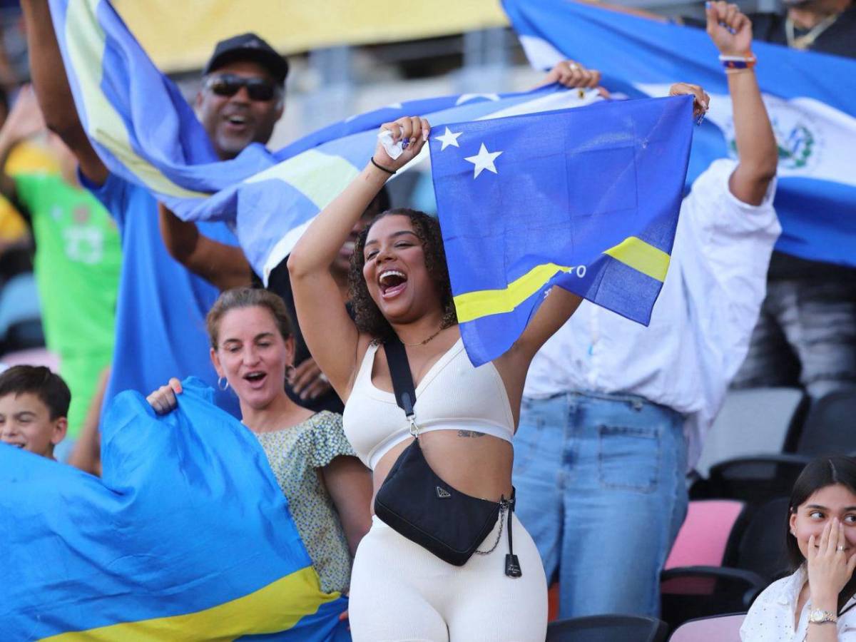 Las bellas mujeres que encendieron el ambiente en el Honduras-El Salvador