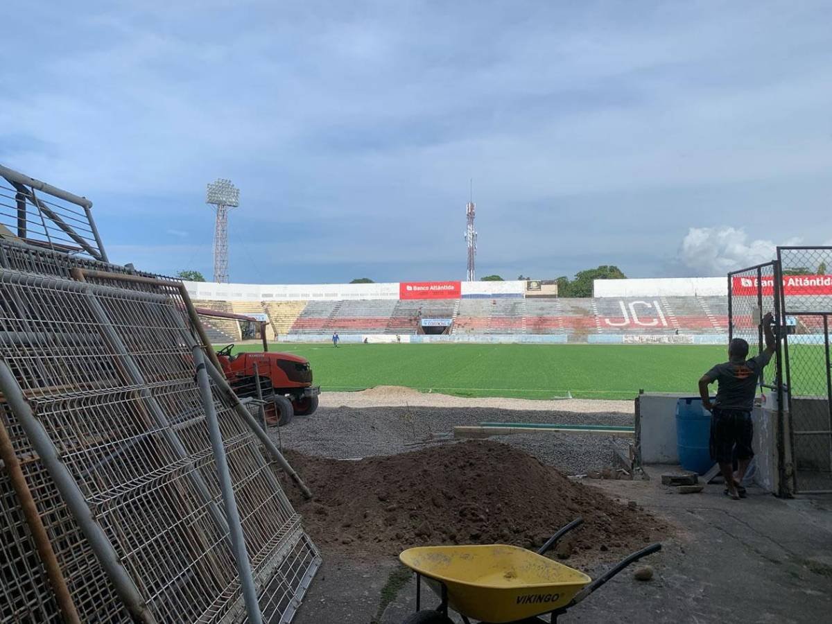 Así van los trabajos del estadio Ceibeño: ya se colocó la carpeta híbrida
