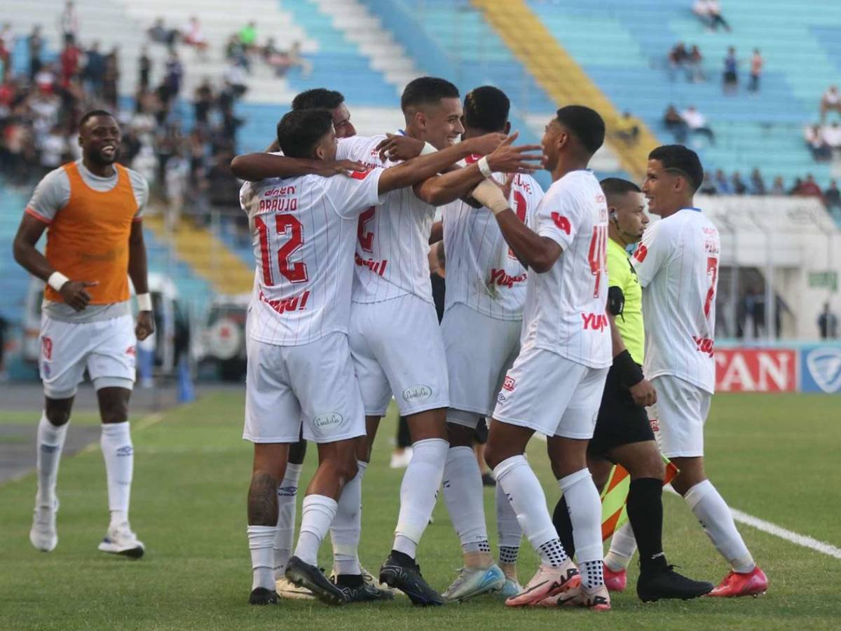 Tremenda pelea de jugadores, tristeza de Keosseián y percance con hincha