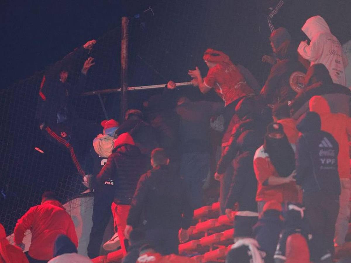Imágenes sensibles: pelea de barras de Independiente y U de Chile deja heridos de gravedad