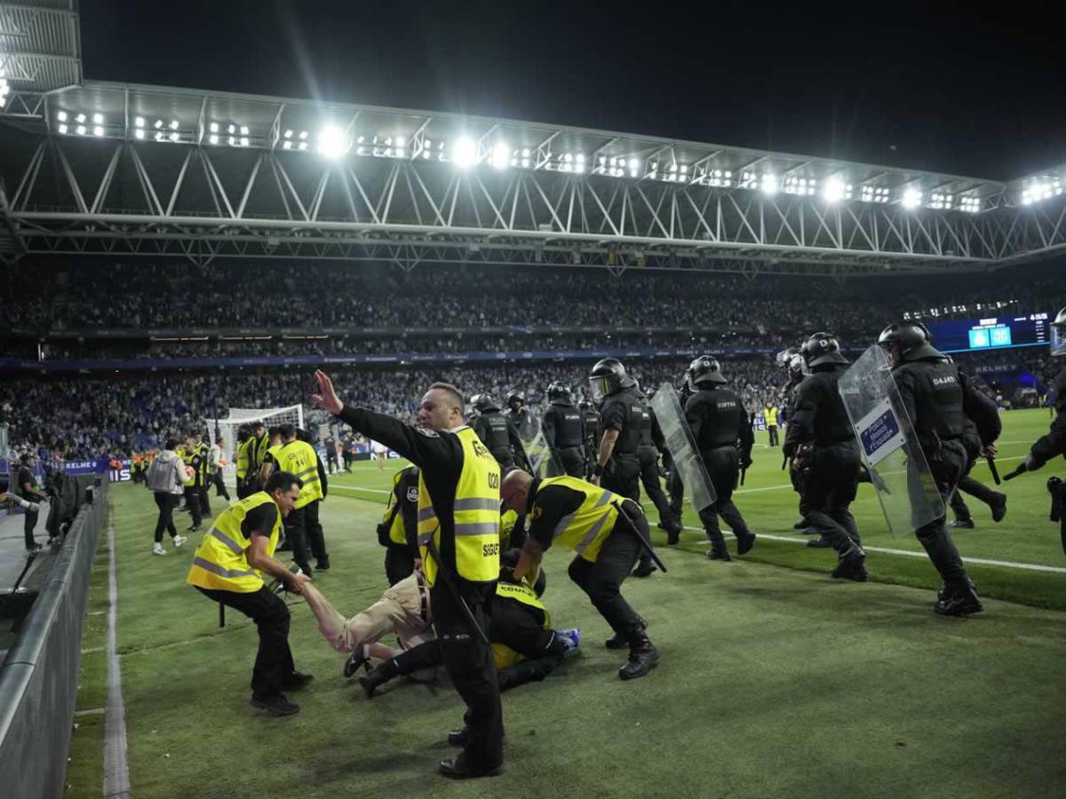 Barcelona campeón festeja, Espanyol encendió aspersores, bronca y la orden de Flick