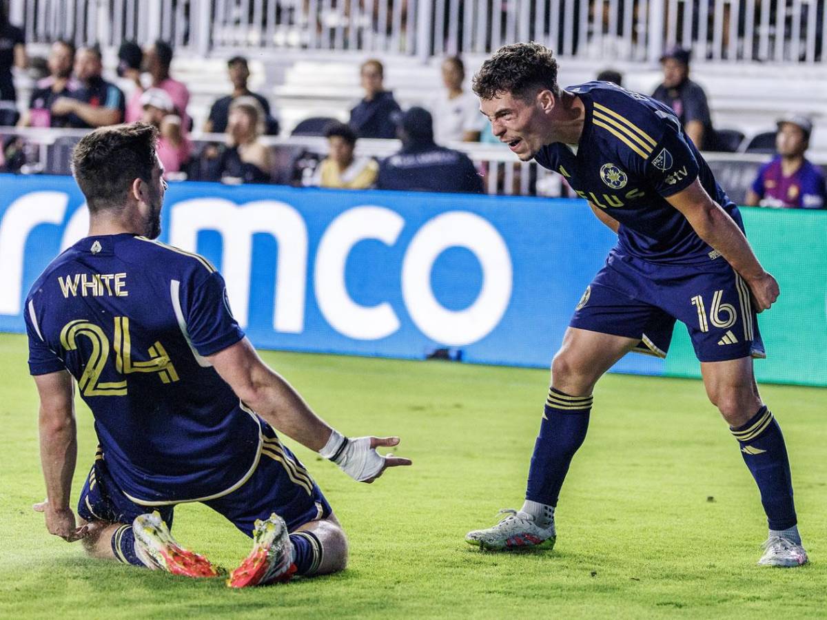 Messi, irreconocible: bronca con rival y enfado de Suárez con Saíd Martínez