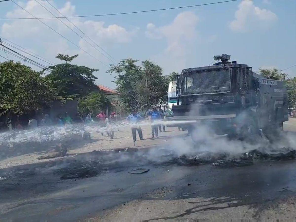 Pobladores se toman carretera por falta de energía eléctrica