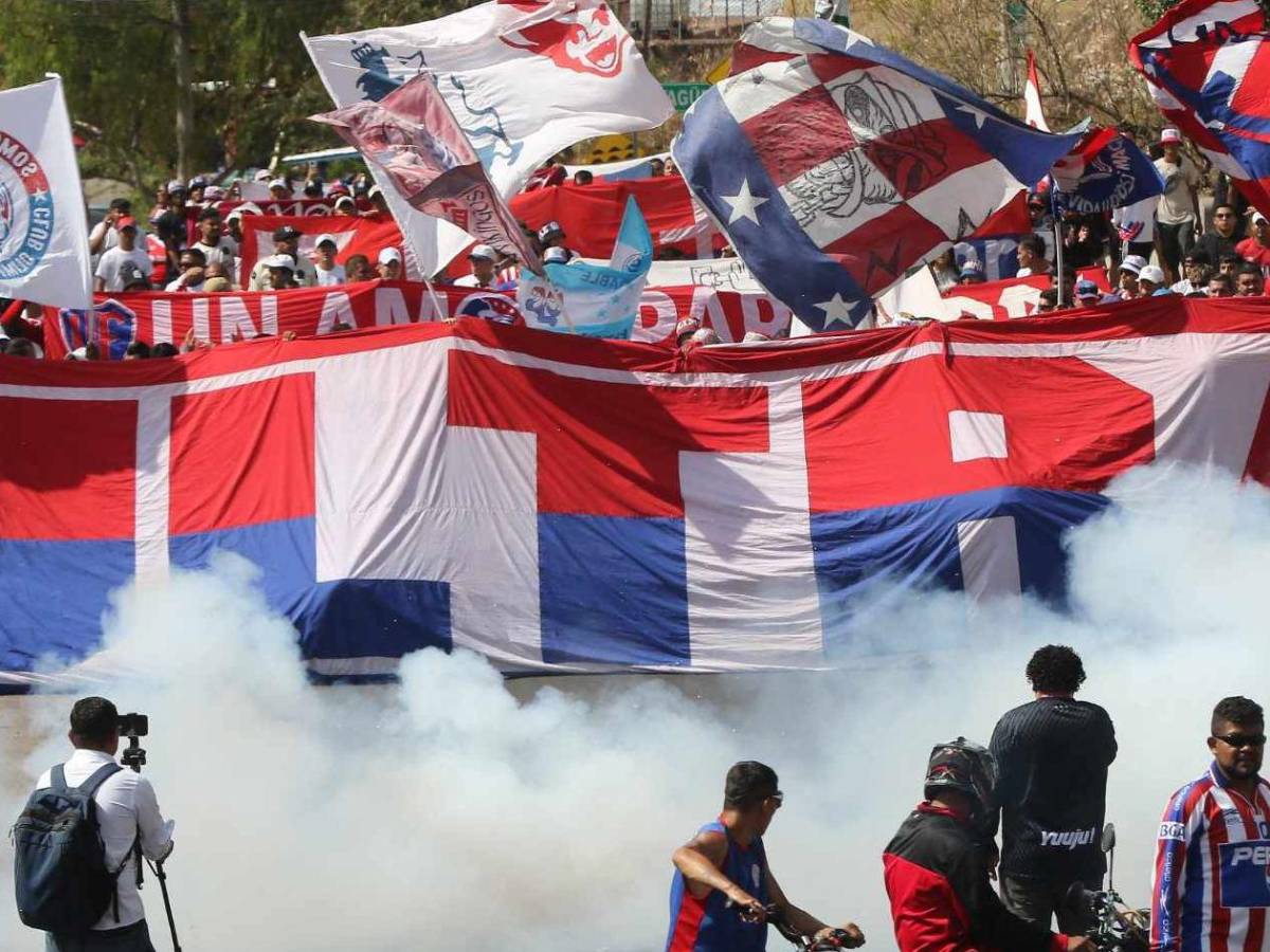 La chica que robó suspiros y el color de la Ultra Fiel en el Olimpia vs Motagua