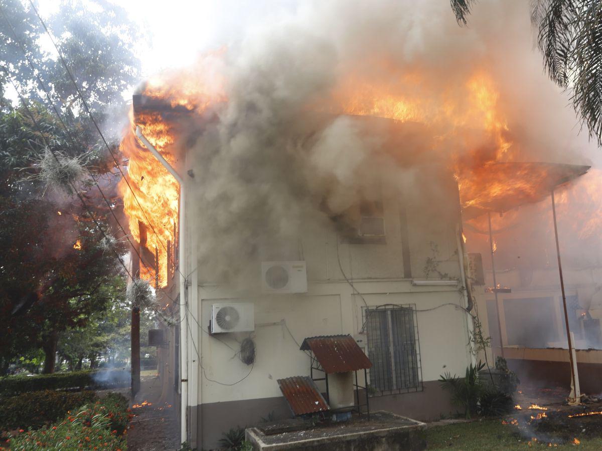 Así fueron consumidas las oficinas de iglesia evangélica en San Pedro Sula