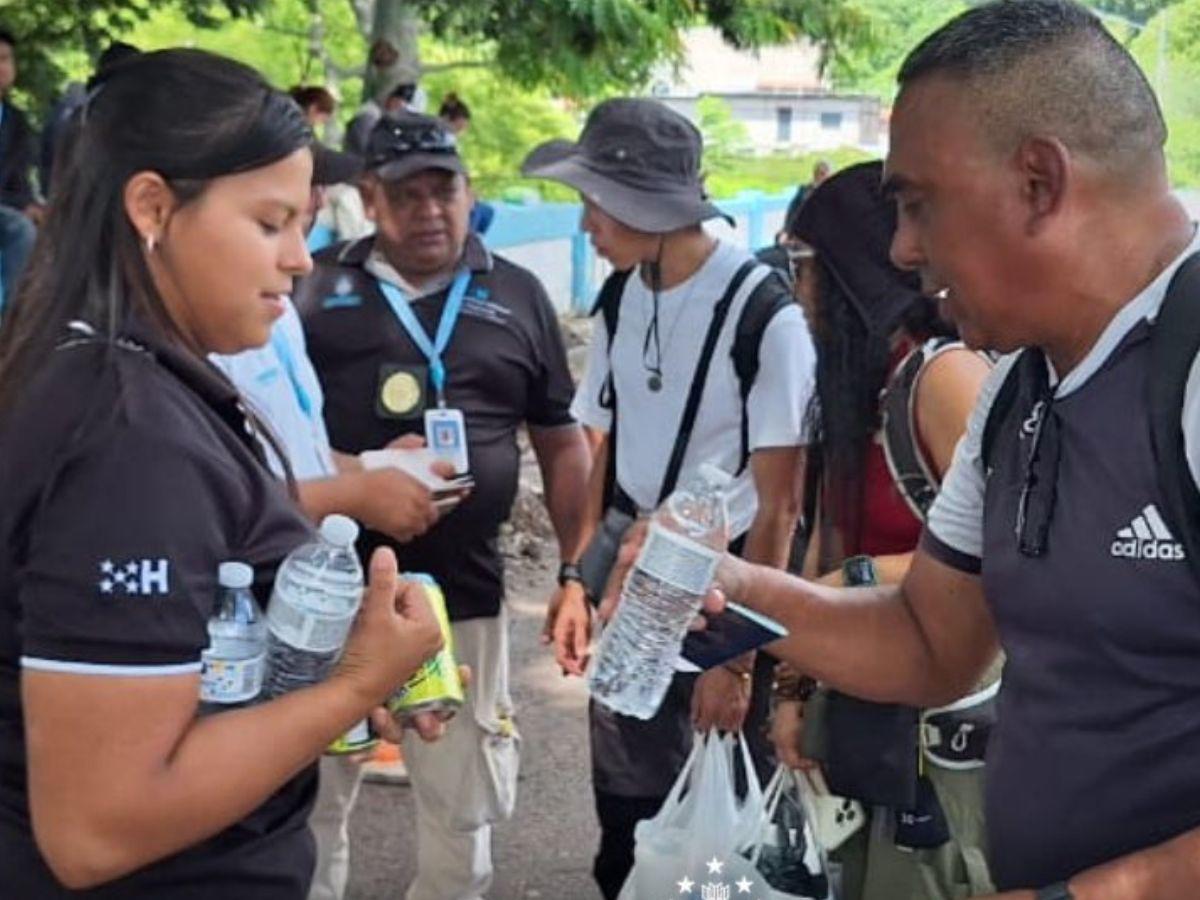 Honduras entrega bebidas a quienes transitan hacia El Salvador pese a roce por comunicado