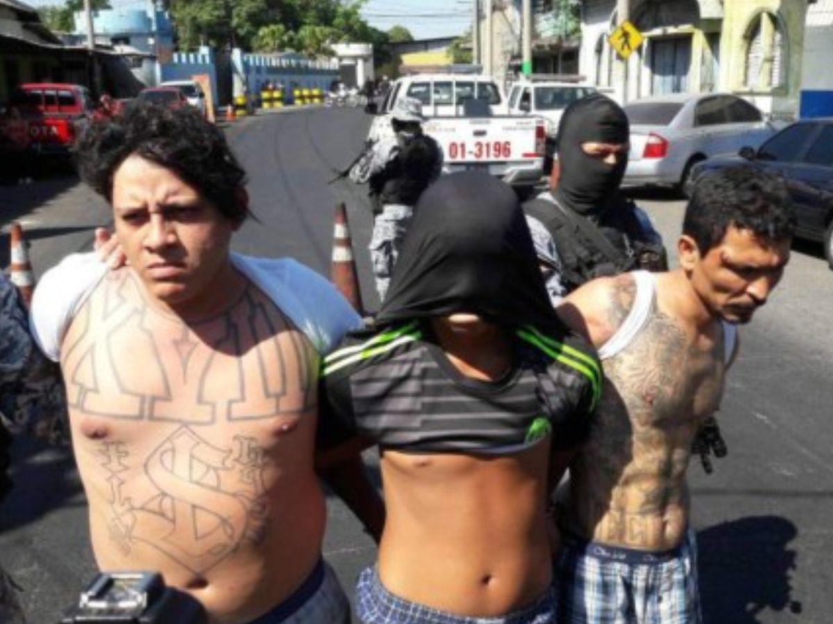 Ataque de pandilla dejó sin brazos a joven salvadoreña; Bukele se convierte en su ángel guardián