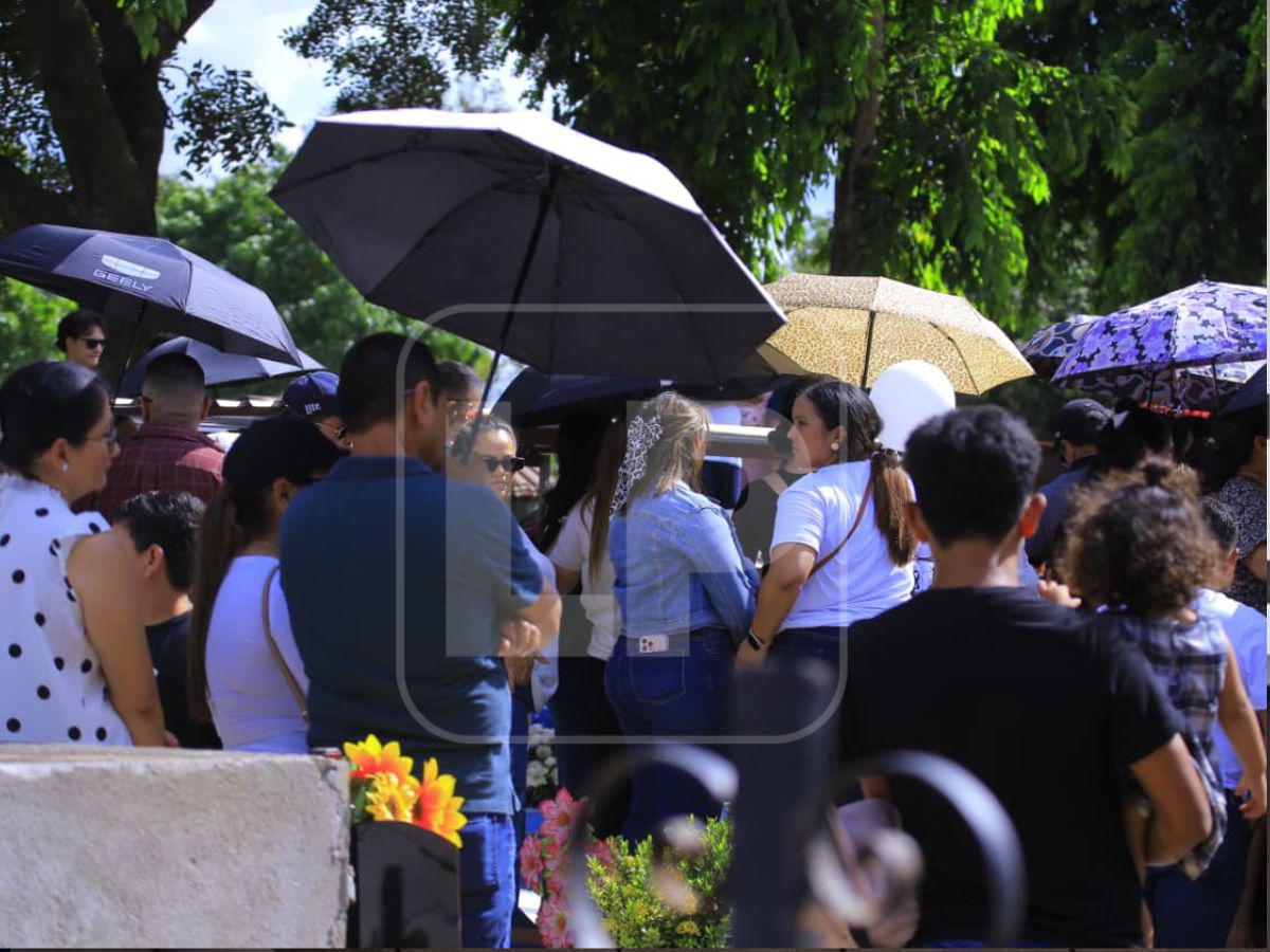 Te fuiste, doña Mecha”: fotos desgarradoras del sepelio de Hernán Martínez