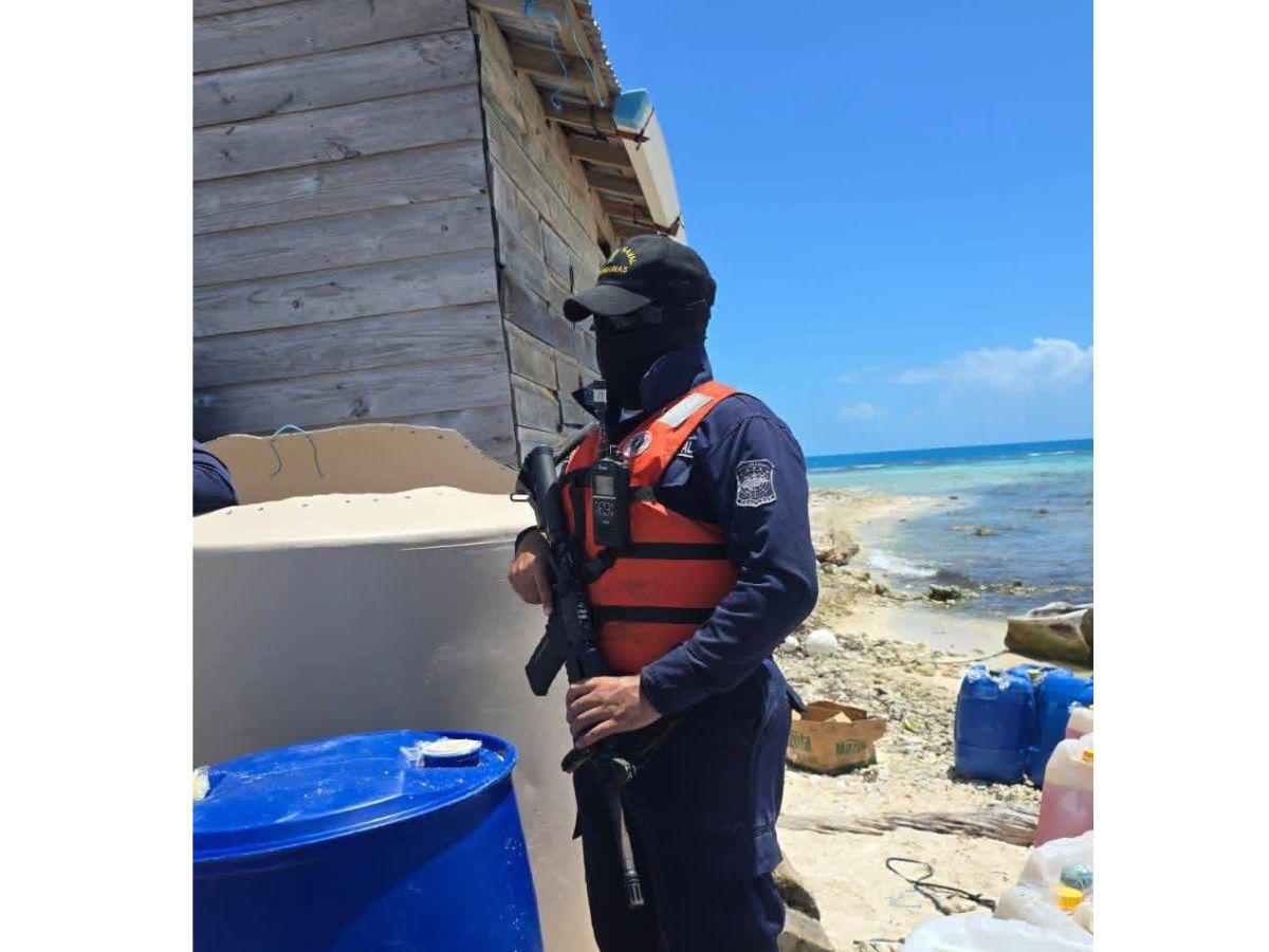 Decomisan casi 3,900 galones de gasolina vinculada a contrabando en La Mosquitia