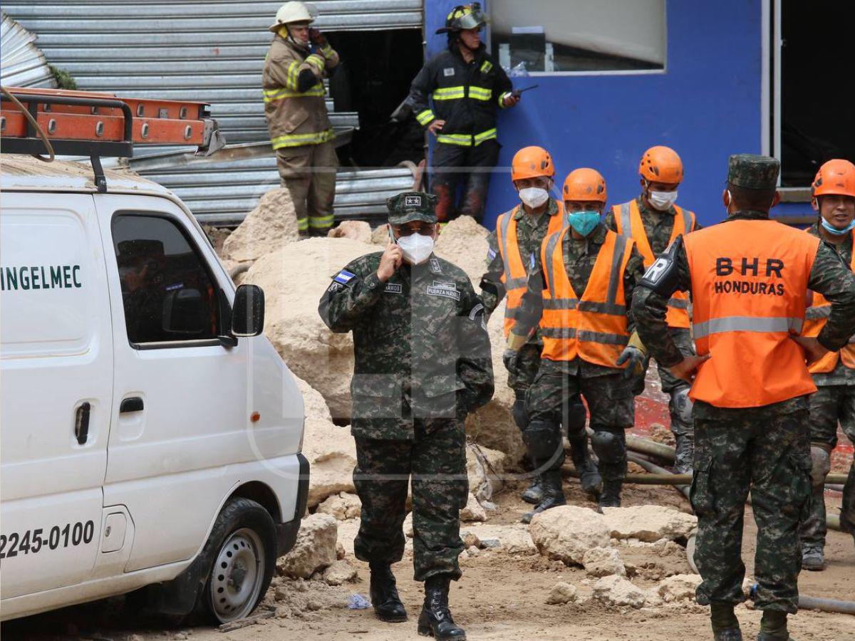 Así es la heroica labor del Cuerpo de Bomberos en medio del derrumbe en el anillo periférico