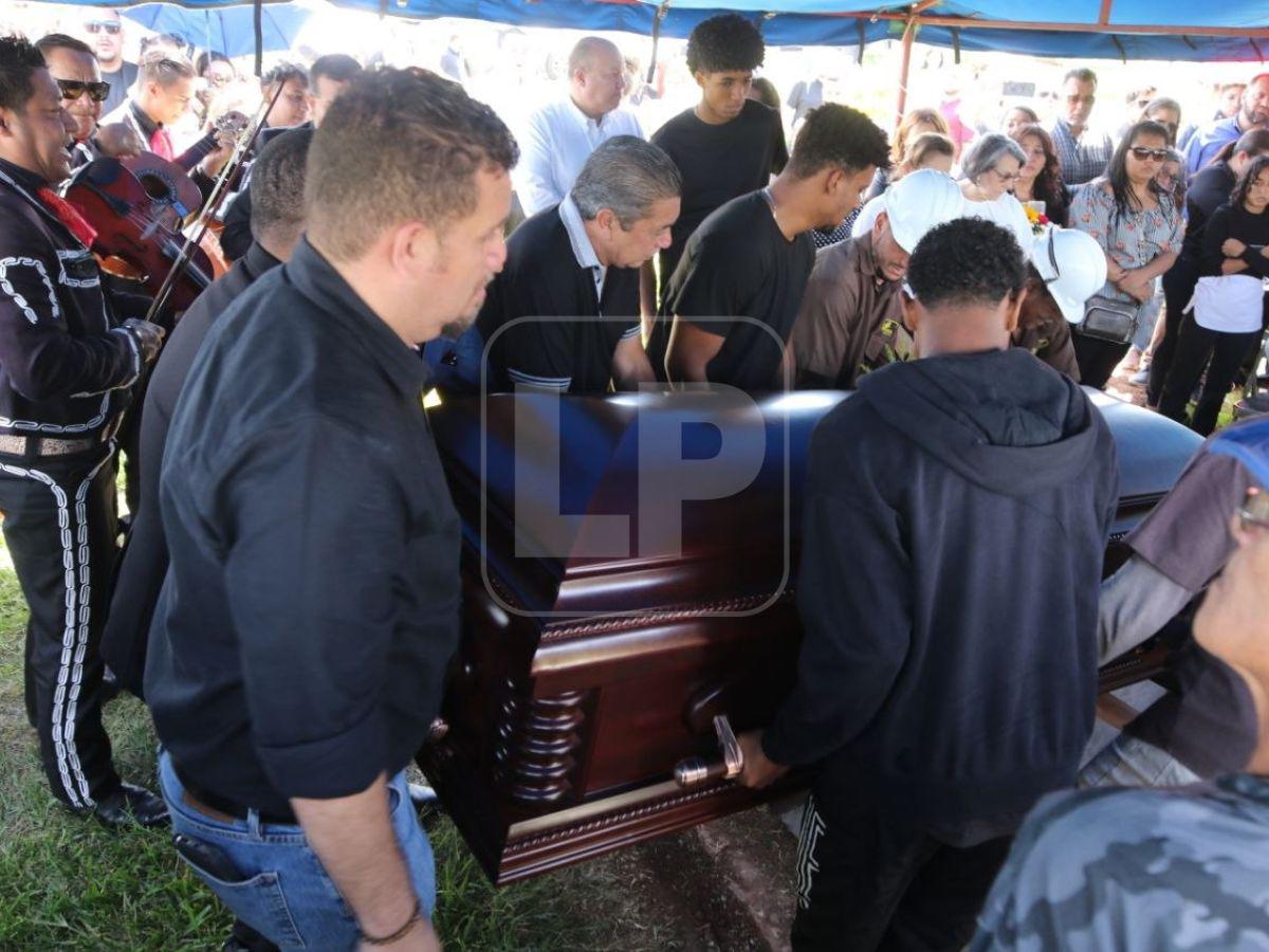 Entre aplausos y homenajes despiden al periodista Arístides Aceituno en Tegucigalpa