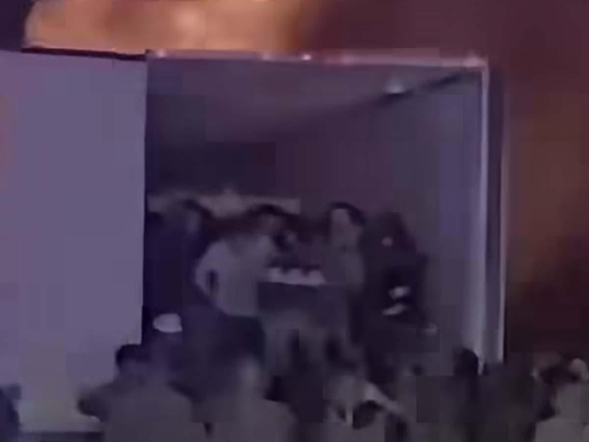 Rescatan a 39 migrantes de tráiler en llamas tras persecución policial en Texas