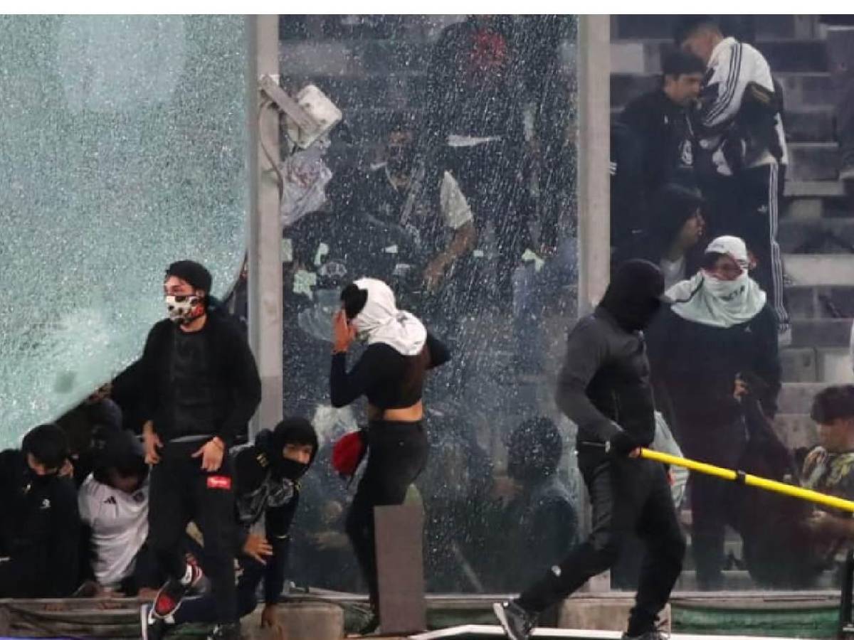 Tragedia: Muertos, avalancha, invasión en pleno partido y suspensión