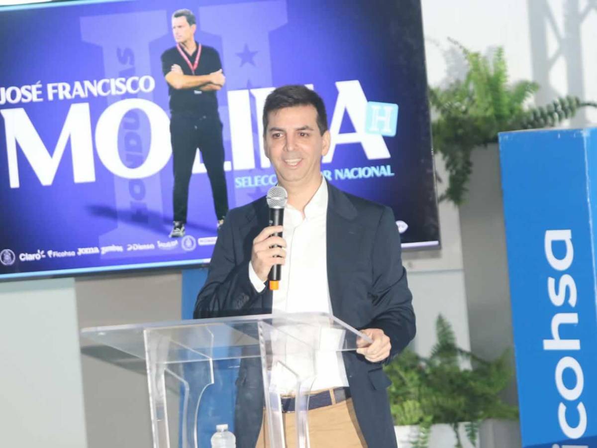 Francisco Molina y el incómodo momento en presentación con Honduras: ¿quién lo acompaña?