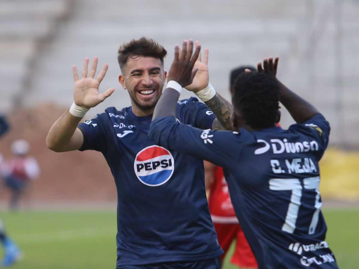 Agustín Auzmendi festejando con Carlos Mejía su primer gol del partido contra la Real Sociedad.