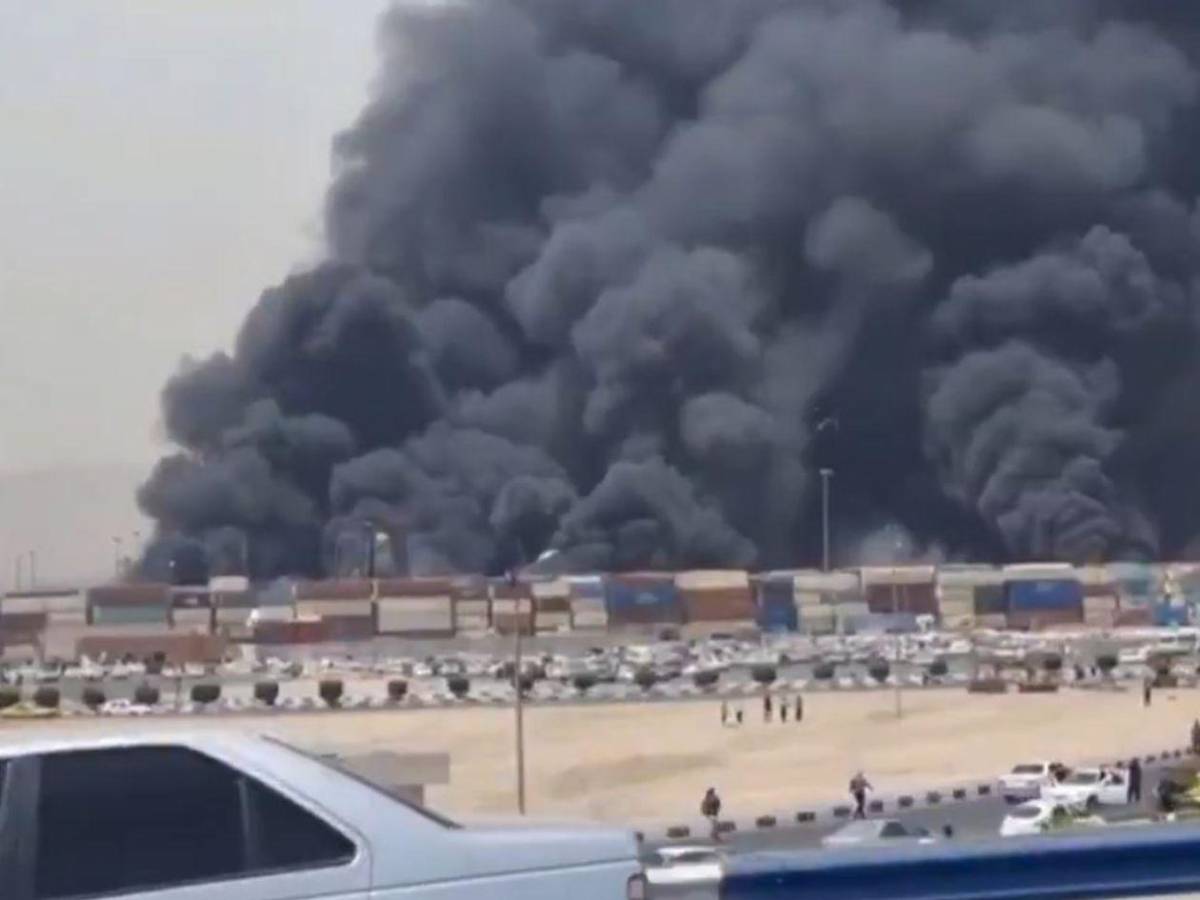 Masiva explosión causa cinco muertos y más de 500 heridos en un puerto de Irán