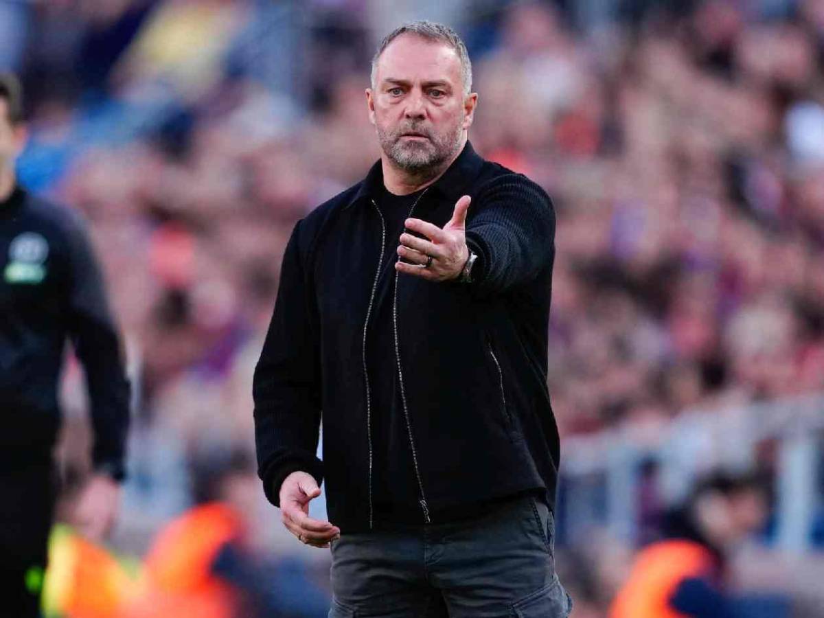 Hansi Flick lo sentó y tendría a su sustituto: el nuevo fichaje para el Barcelona