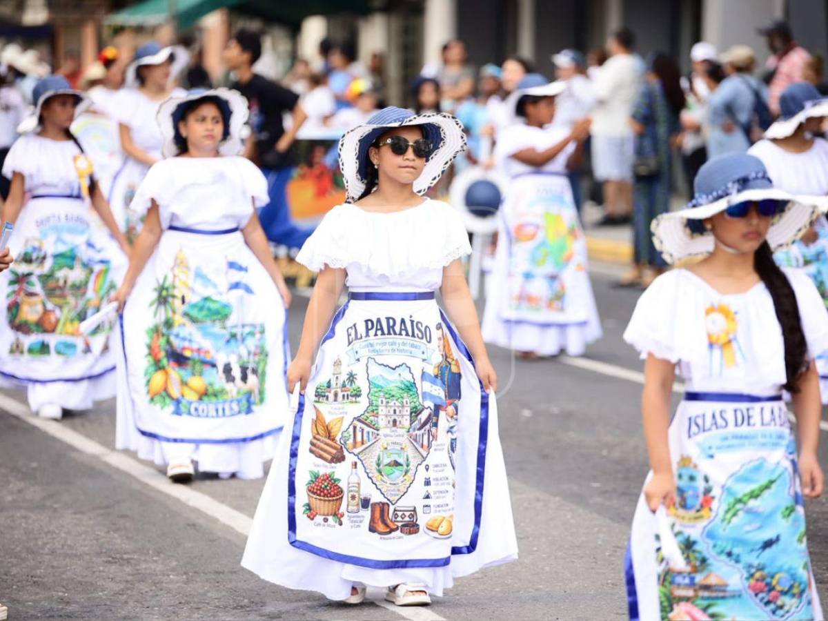 Centros educativos llenan de música, baile y tradición las calles sampedranas