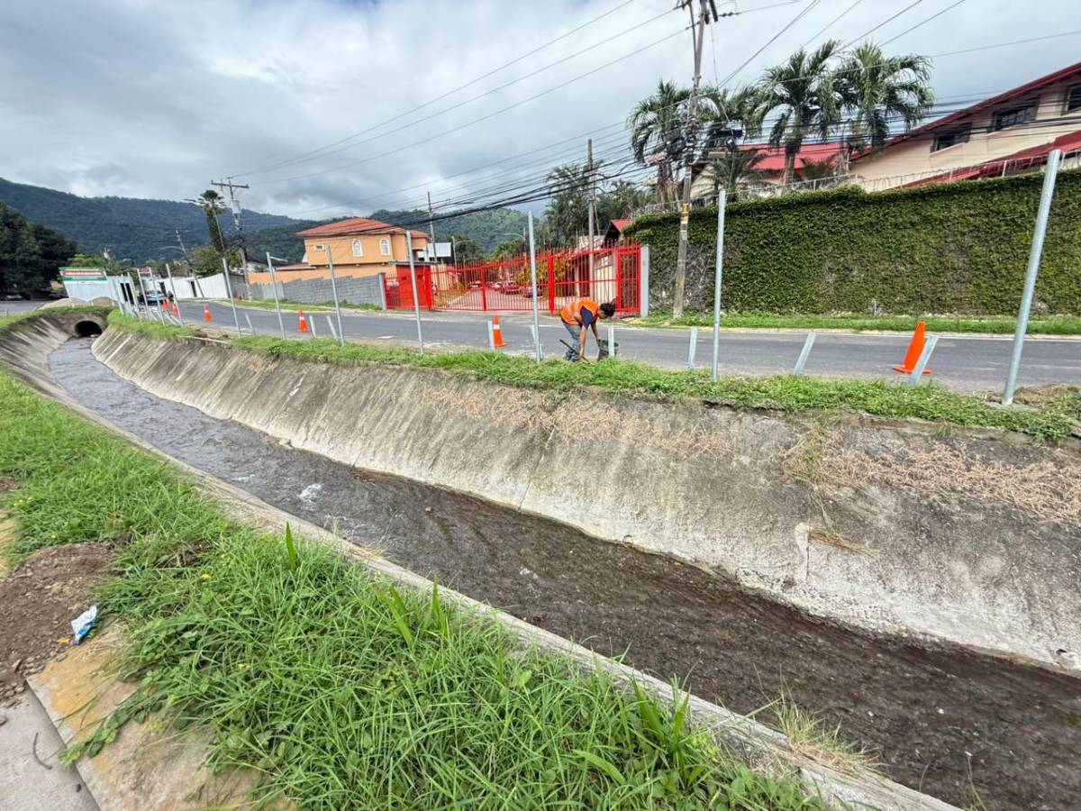 Para evitar otra tragedia: construyen muro perimetral en canal Los Arcos de SPS