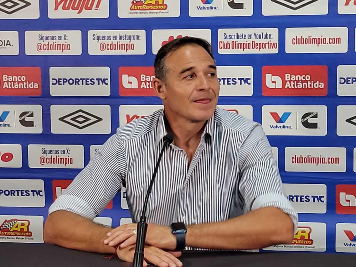 Esto dijo ‘La Tota’ Medina del arbitraje ante Olimpia: “El resultado es injusto”