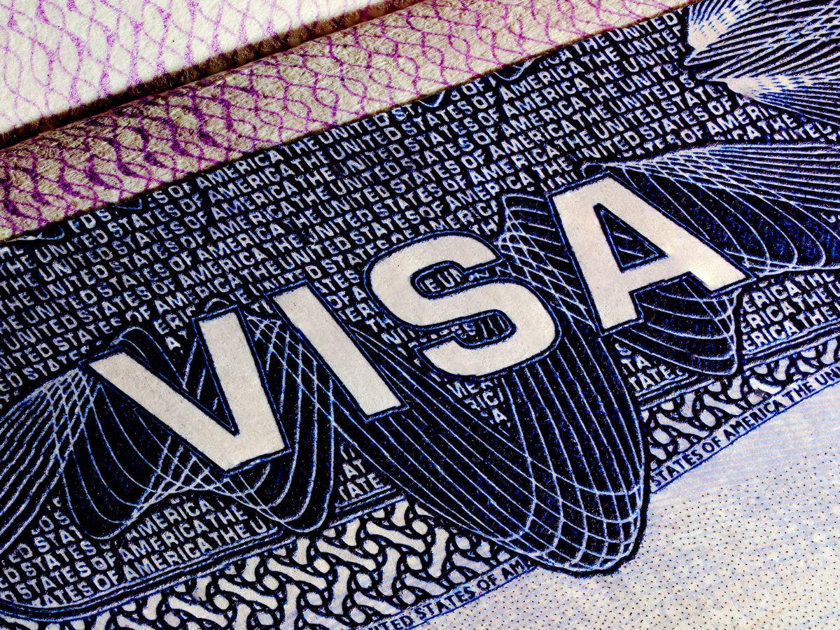 Imponen duras restricciones a visa de trabajo y desata temor en trabajadores y empresas