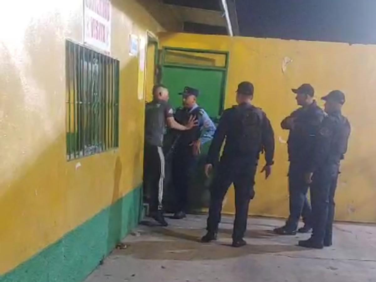 Gerson López se fue a los golpes con los miembros de la Policía Nacional por no querer salir del vestuario.