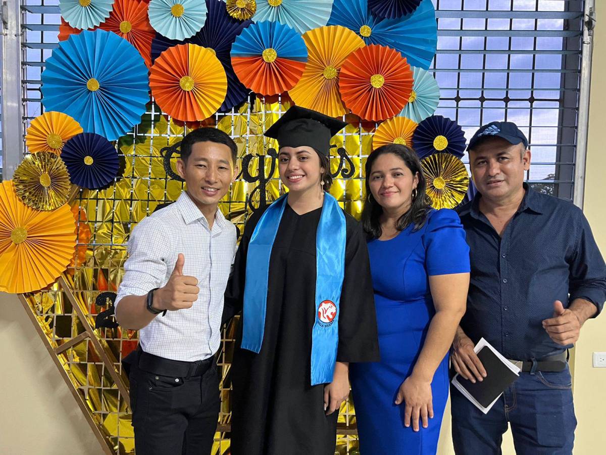 Shin junto a la familia de una de los graduandos.