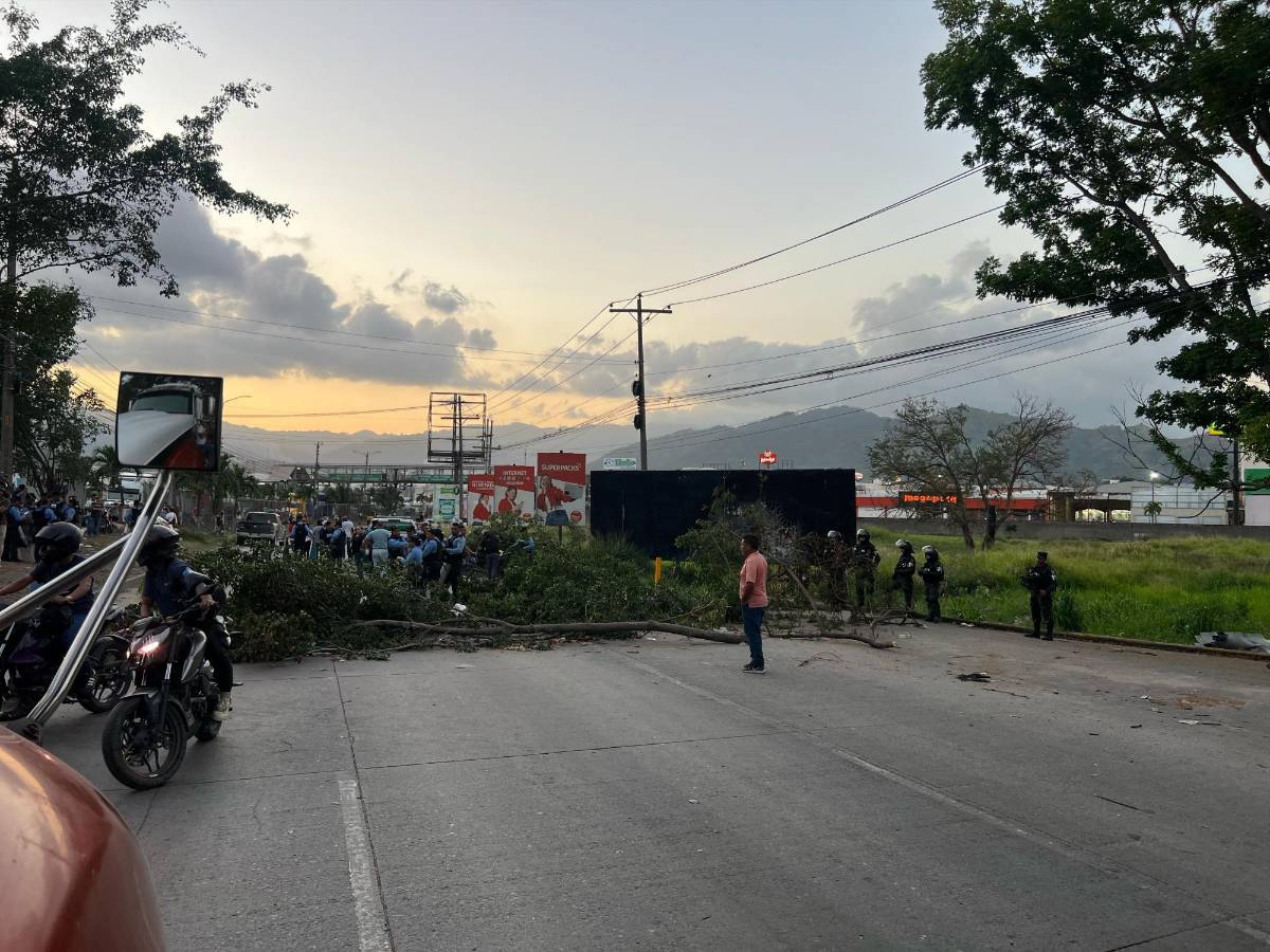 Alarmados y en tensión inversionistas vigilan oficinas de Koriun en Choloma