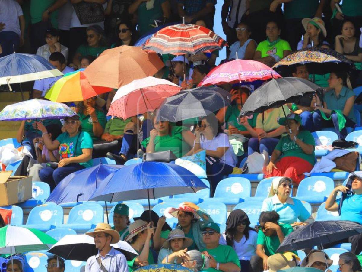 Corazones ardientes: 30,000 fieles llenan el Estadio Olímpico en la Santa Misión 2026