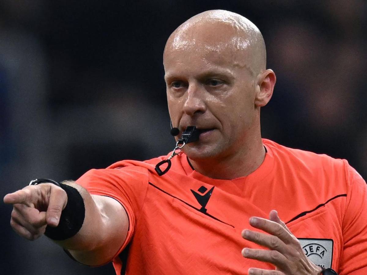 La UEFA se ríe del Barcelona: El 'premio' que pretende dar al árbitro Marciniak